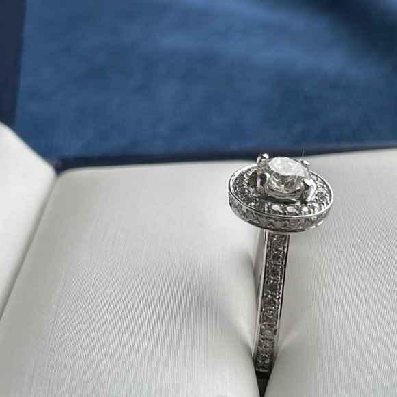 Gorgeous Round 0.80 carat Diamond Engagement Ring - Picture 4 of 6